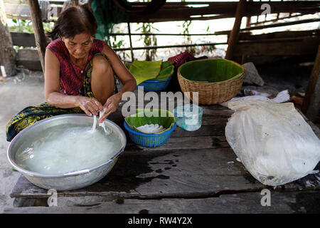 Kambodschanischen Frau, Reisnudeln, Kh'teaw, in der Umgebung, in Battambang, Kambodscha Stockfoto