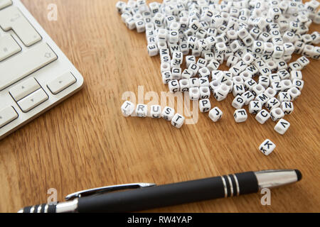 Vertrauen Wort in Würfelform weißen Blöcken auf hölzernen Business Tabelle geschrieben Stockfoto