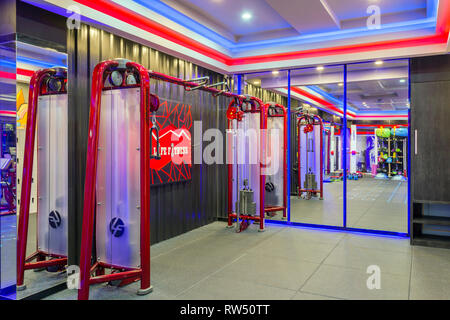 GM Life Fitness Health Club Innenraum mit Fitnessgeräten und Übung Maschine in Krabi, Thailand gefüllt. Stockfoto