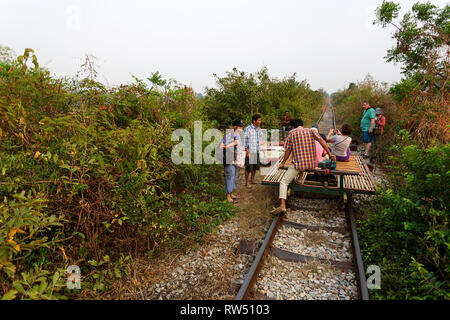 Touristen auf dem Bambus zug Bahn, in der Nähe von Battambang im Westen Kambodschas Stockfoto