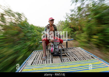 Mann, der Bambus Zug, in der Nähe von Battambang im Westen Kambodschas Stockfoto