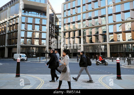 Außenansicht der Büroangestellten zu Fuß in der Nähe der Bloomberg Gebäude Büros in der Queen Victoria Street in der City von London England UK KATHY DEWITT Stockfoto