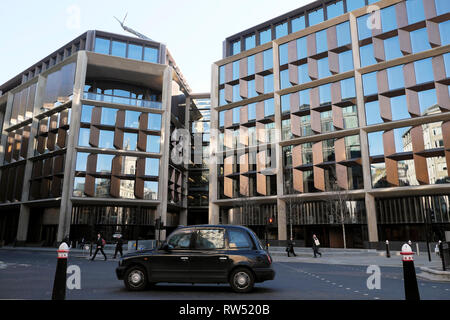 London Taxi außerhalb der Bloomberg Europäischen HQ Headquarter Architekt Foster & Partner Business Viertel der Stadt London England UK KATHY DEWITT Stockfoto