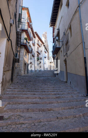 Treppen in Morella und der Glockenturm der Kirche der Santa Maria, Spanien Stockfoto