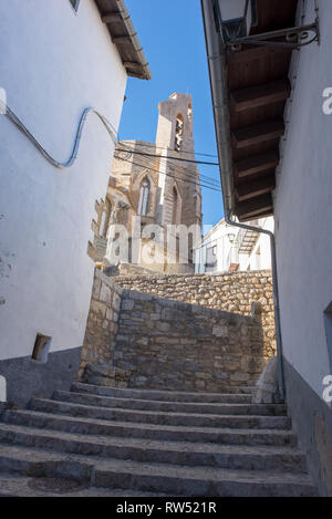 Treppen in Morella und der Glockenturm der Kirche der Santa Maria, Spanien Stockfoto