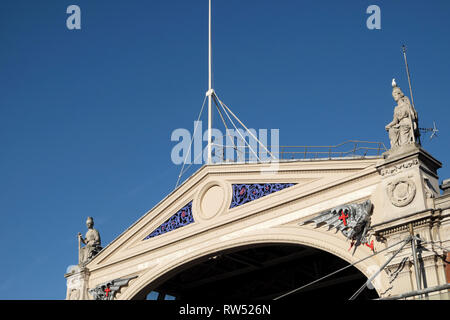 Smithfield Market Gebäude Dach detail und blauer Himmel in Long Lane, London England UK KATHY DEWITT Stockfoto