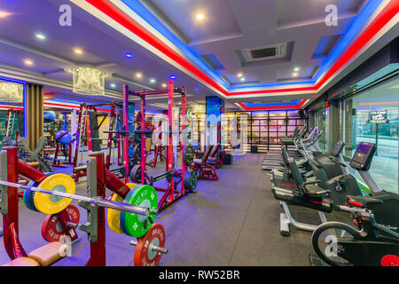 GM Life Fitness Health Club Innenraum mit Fitnessgeräten und Übung Maschine in Krabi, Thailand gefüllt. Stockfoto