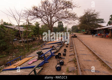 Der Bambus Zug Bahnhof, in der Nähe von Battambang im Westen Kambodschas Stockfoto