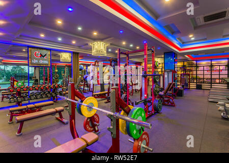 GM Life Fitness Health Club Innenraum mit Fitnessgeräten und Übung Maschine in Krabi, Thailand gefüllt. Stockfoto