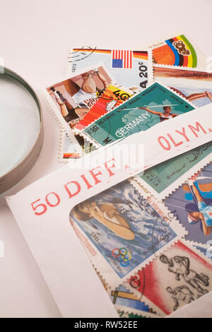 Umschlag mit sortierten alte Briefmarken aus verschiedenen Ländern zum Gedenken an verschiedenen olympischen Sportarten Stockfoto