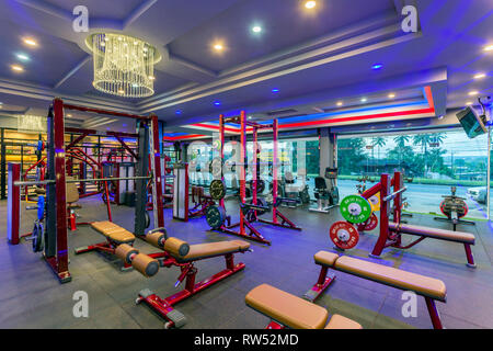 GM Life Fitness Health Club Innenraum mit Fitnessgeräten und Übung Maschine in Krabi, Thailand gefüllt. Stockfoto