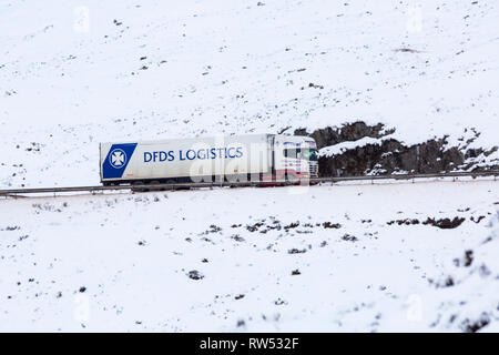 DFDS Logistik Lkw Fahrzeug entlang der A82 Straße am Tag der Winter mit Schnee um an Rannoch Moor, Glencoe, Highlands, Schottland im Winter Stockfoto