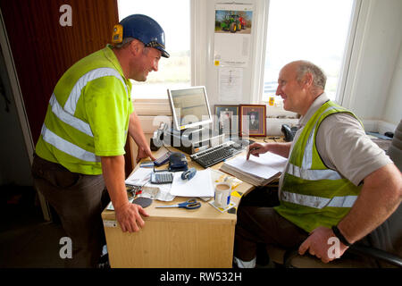 Abfall, Müll, Recycling, Abfall, Werk, Sammlung, Grün, bin, Holz, Metall, Kunststoff, Karton, Deponie, dump, Abfall, Management, Materialien, Papier, Stockfoto