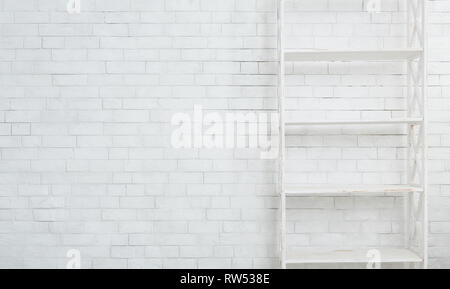 Weiß Holz- Rack auf Wand Stockfoto