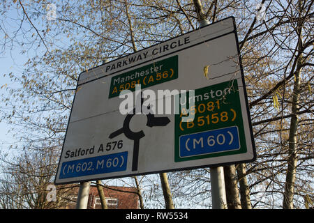 Schild im Parkway Kreis, Trafford Park, Greater Manchester