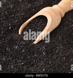 Haufen von schwarzem Sesam auf weißem Hintergrund Stockfoto