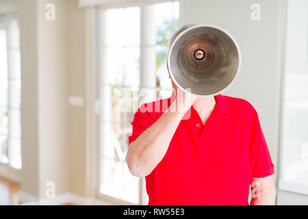 Älterer Mann shouthing durch vintage Metall Megaphon aufgeregt Stockfoto