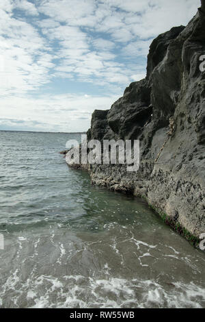Der Rand einer Klippe entspricht den Ozean Stockfoto