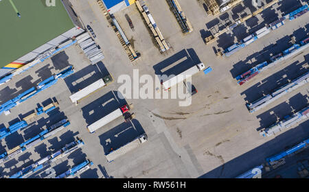 Gabelstapler ist die Fracht vom Lager zum Lkw im Freien. Antenne. top View Stockfoto