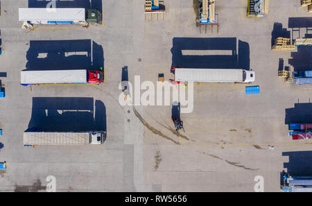 Gabelstapler ist die Fracht vom Lager zum Lkw im Freien. Antenne. top View Stockfoto