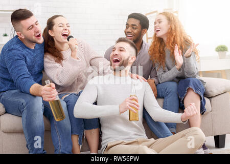 Diverse Freunde Karaoke singen, Party zu Hause Stockfoto