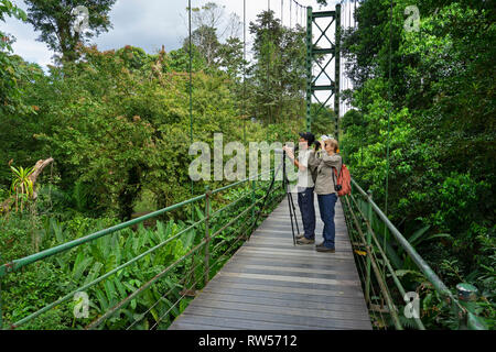 Touristen mit Führung auf der Hängebrücke im La Seva biologische Station, tropischen Regenwald, Sarapiqui, Costa Rica, Mittelamerika Stockfoto