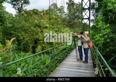 Touristen mit Führung auf der Hängebrücke im La Seva biologische Station, tropischen Regenwald, Sarapiqui, Costa Rica, Mittelamerika Stockfoto