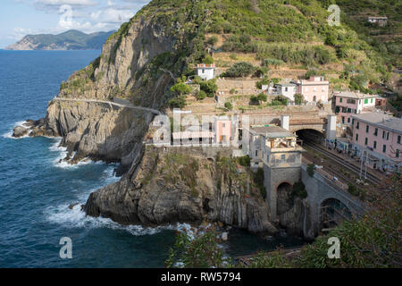 Blick auf den Bahnhof in Riomaggiore, Cinque Terre, Italien Stockfoto