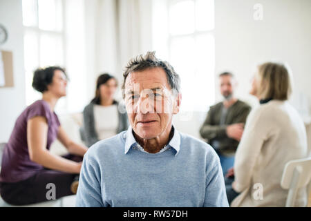 Eine Taille-up Portrait von älteren depressiven Mann während der Therapie. Stockfoto