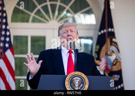 US-Präsident Donald Trump spricht über die Regierung Abschaltung am 25. Januar 2019, vom Rosengarten des Weißen Hauses in Washington, DC. Stockfoto