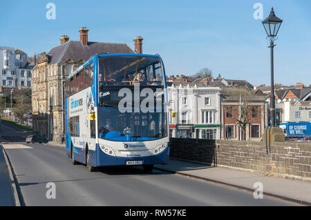Bideford, North Devon, England UK. Februar 2019. Ein Double Decker Bus überfahren der Bideford Lange Brücke auf dem Weg nach Ilfracombe, Devon Stockfoto