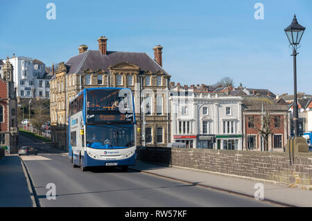 Bideford, North Devon, England UK. Februar 2019. Ein Double Decker Bus überfahren der Bideford Lange Brücke auf dem Weg nach Ilfracombe, Devon Stockfoto