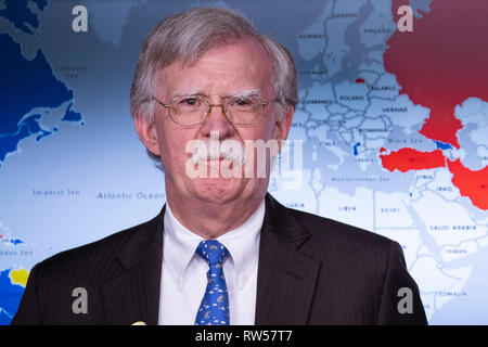 National Security Advisor John Bolton nimmt Fragen von Journalisten im Weißen Haus in Washington, DC am 28. Januar 2019. Das Weiße Haus hat neue wirtschaftliche Sanktionen gegen Venezuela angekündigt. Stockfoto