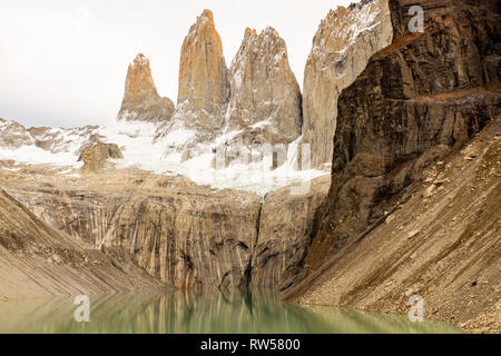 Die unglaubliche Laguna Torres, drei Granitgipfel in Patagonien Teil der Torres del Paine Nationalpark, Chile an einem bewölkten und Moody tag Reflexion Stockfoto
