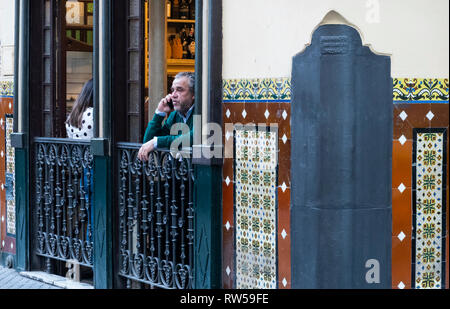 Mann auf seinem Handy am Fenster des El Rinconcillo, einem historischen Restaurant und Tapas Bar in Sevilla, Spanien Stockfoto