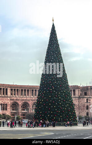 Eriwan, Armenien, Dezember 03,2018: Ansicht der wichtigsten Weihnachtsbaum am Platz der Republik in der Hauptstadt von Armenien in Jerewan Stockfoto