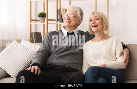 Glückliche Großeltern Rest haben, sitzen auf dem Sofa Stockfoto
