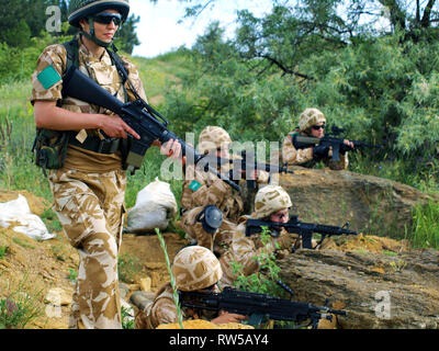 Gruppe von britischen Soldaten in Aktion. Stockfoto