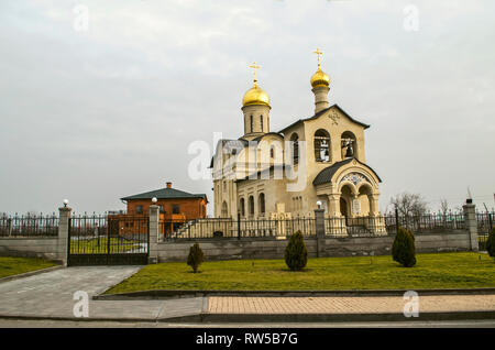 Eriwan, Armenien, Januar 02,2019: Kirche des Lebenspendenden Kreuzes des Herrn hinter dem dekorativen schmiedeeisernen Zaun gegen die bewölkter Himmel, in der Yereva Stockfoto