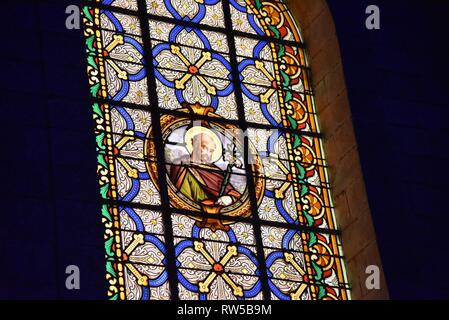 Pierremont, Hauts-de-France/France-November 28 2018: interne Beleuchtung zeigt die Details der Kirchenfenster eine ländliche Französische Kirche Stockfoto