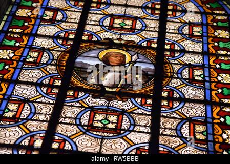 Pierremont, Hauts-de-France/France-November 28 2018: interne Beleuchtung zeigt die Details der Kirchenfenster eine ländliche Französische Kirche Stockfoto