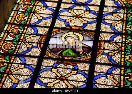 Pierremont, Hauts-de-France/France-November 28 2018: interne Beleuchtung zeigt die Details der Kirchenfenster eine ländliche Französische Kirche Stockfoto