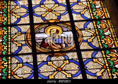 Pierremont, Hauts-de-France/France-November 28 2018: interne Beleuchtung zeigt die Details der Kirchenfenster eine ländliche Französische Kirche Stockfoto