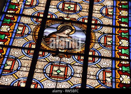 Pierremont, Hauts-de-France/France-November 28 2018: interne Beleuchtung zeigt die Details der Kirchenfenster eine ländliche Französische Kirche Stockfoto