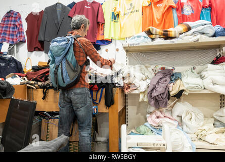 Reifer Mann stöbern Kleidung in der Liebe shop Stockfoto