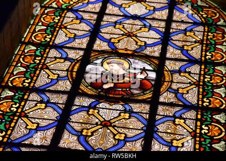 Pierremont, Hauts-de-France/France-November 28 2018: interne Beleuchtung zeigt die Details der Kirchenfenster eine ländliche Französische Kirche Stockfoto