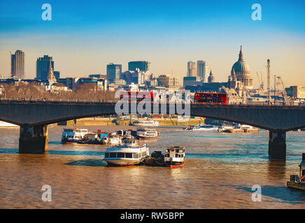 London, England, UK - 25. Februar 2019: Stadtbild mit der Blackfriars Bridge und berühmten Themse in London in einem tagsüber Stockfoto