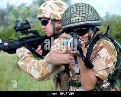 Britische Soldaten in der Wüste einheitliche in Aktion. Stockfoto