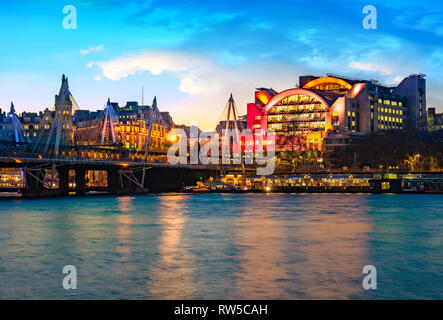 Nacht Blick auf den Bahndamm tube station und Blackfriars Bridge in der Themse in London, Großbritannien Stockfoto