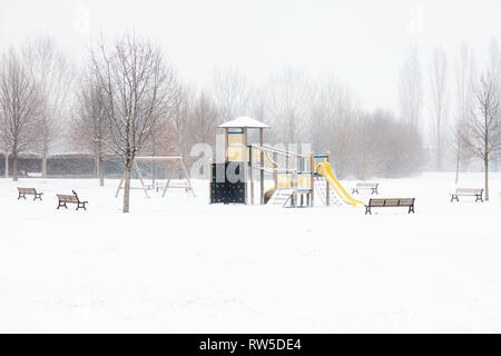 Kinderspielplatz, bedeckt mit Schnee im Winter, Milano, Italien Stockfoto